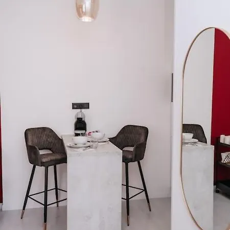 Apartman Stylish Central Retreat With A Vintage Twist